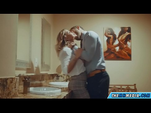 ❤️ Ko'krakli sarg'ish sizni jamoat hojatxonasida yo'ldan ozdirganda ❤️ Anal pornoda bizda ﹏